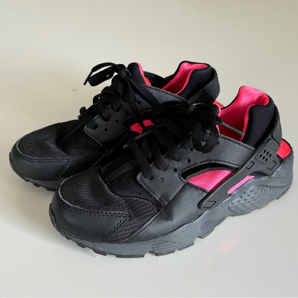 Nike Haurache Run kid’s black and pink sneakers